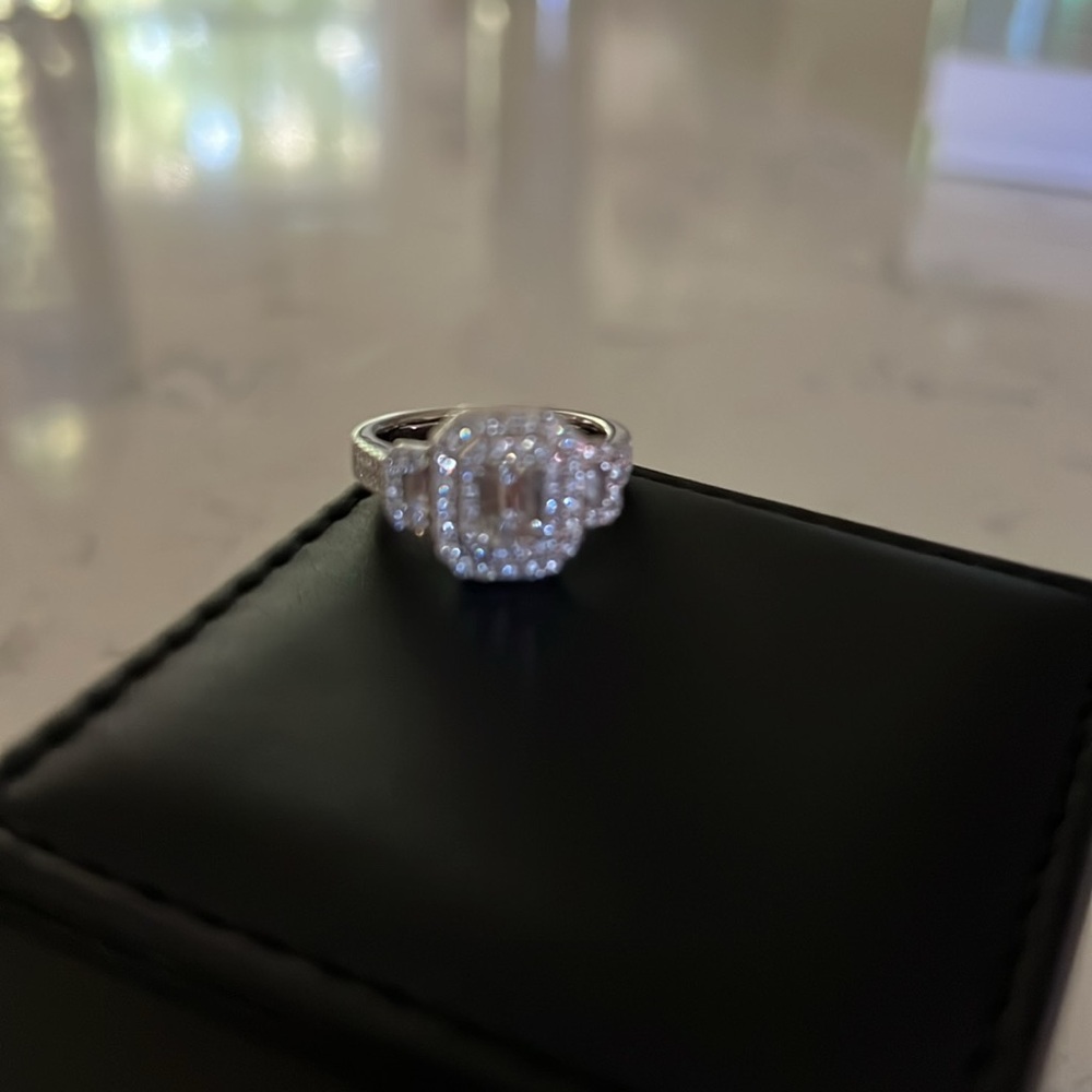 Diamond ring  1.46 ctw clarity VS-2 tha diamond color is 1 or better Emeral cut - Picture 12 of 13